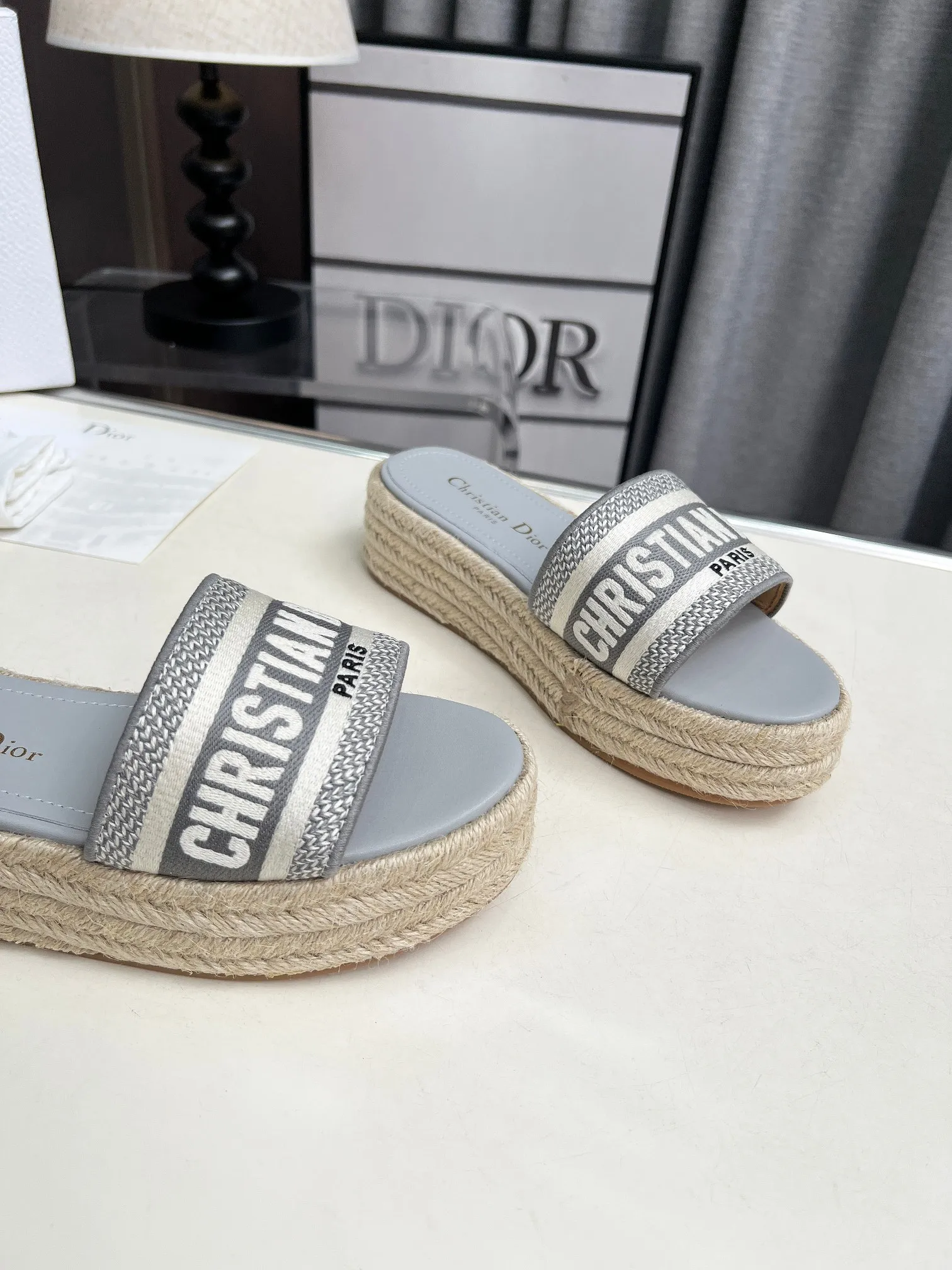 💕💕Factory direct selling price p420💕💕 Dior Dior spring and summer new IVIETA DWAY jelly color flat-bottomed one-slip women's shoes with color matching CD letter logo three-dimensional embroidery thick-soled round toe open-toe slippers. The original version is developed to be the top version on the market. It feels soft and delicate on the feet and is extremely comfortable. Material: Upper imported raffia electric embroidery high-temperature water-soluble cotton technical fabric + water-dyed cowhide foot lining + original consistent combination outsole Outsole: original outsole Size: 35-42 (40.41.42 custom-made, non-refundable and non-exchangeable)